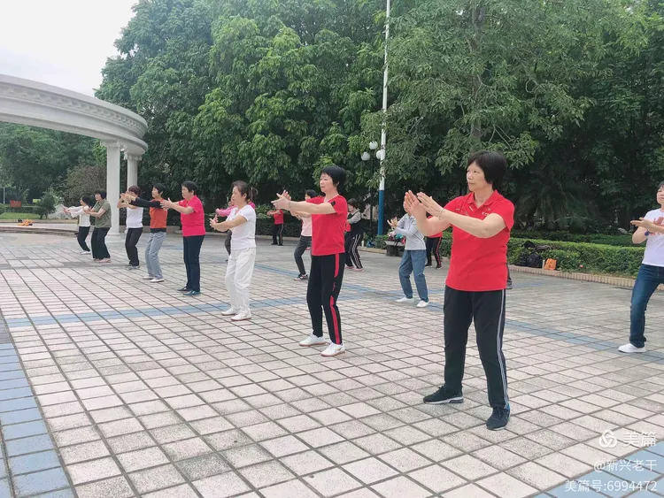  棒球赛场再起风云：塞外青龙队小胜岭北火狐队，脚步移动更到位传控打穿防线