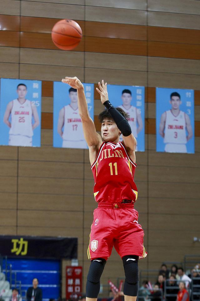 赛地聚焦——亚冠今晚热度飙升；深圳男篮外线爆发；管理层满意；赛季目标并未改变的简单介绍